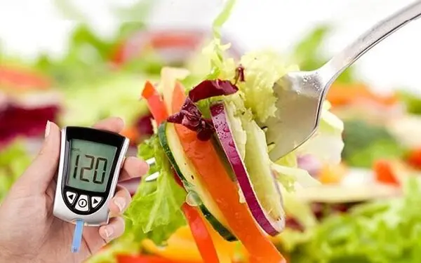 نقش تغذیه در کنترل دیابت: چه غذاهایی باید بخوریم یا از آنها اجتناب کنیم 1 nksh tghthyh dr kntrl dyabt